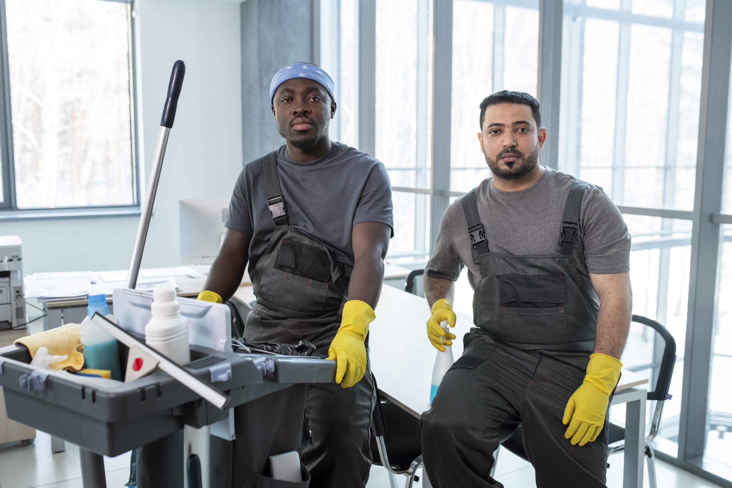 travailleurs a coup moyen avec chariot de nettoyage