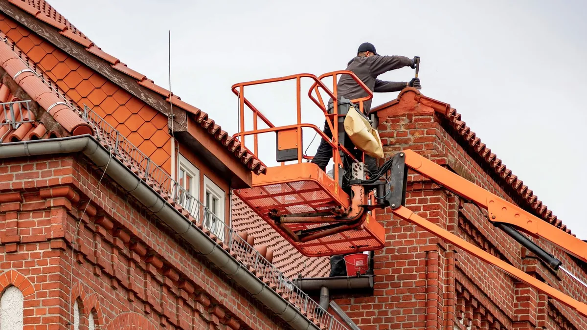 Intervention sur une toiture en tuiles depuis une nacelle élévatrice