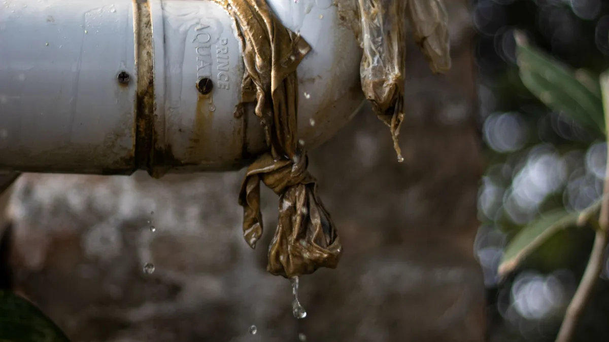 Fuite d'eau sur une canalisation, gouttes en formation