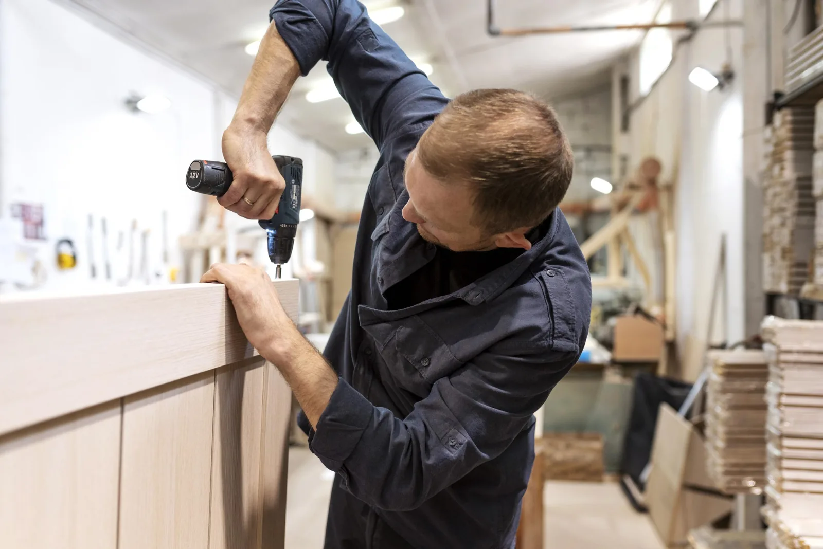 homme assidu faisant son travail dans un atelier de menuiserie