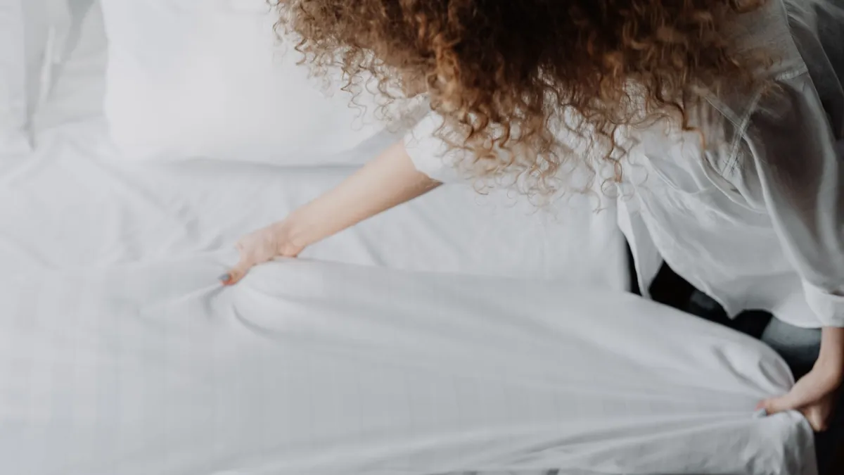 Linge de lit blanc disposé dans une chambre préparée pour l'arrivée