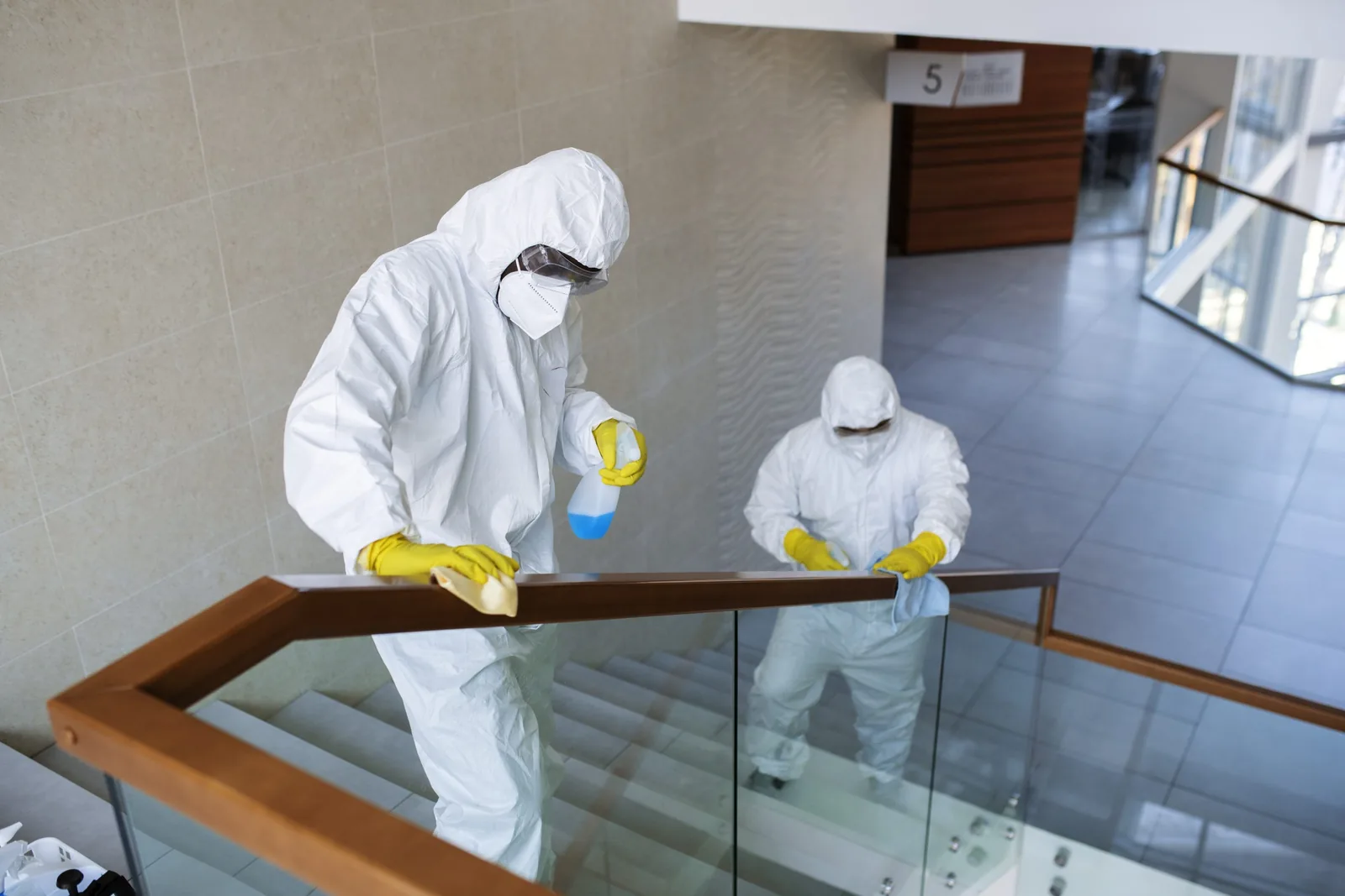 plein de personnes portant des combinaisons de matieres dangereuses