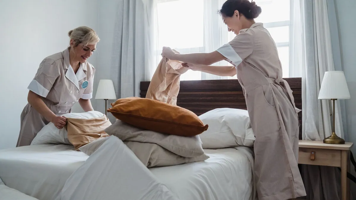 Réfection d'un lit avec du linge propre lors d'une remise en état