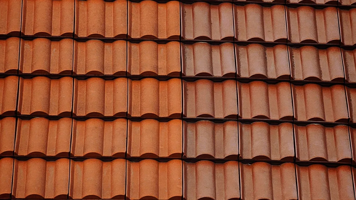 Toiture en tuiles rouges nette, sans mousse ni dépôt